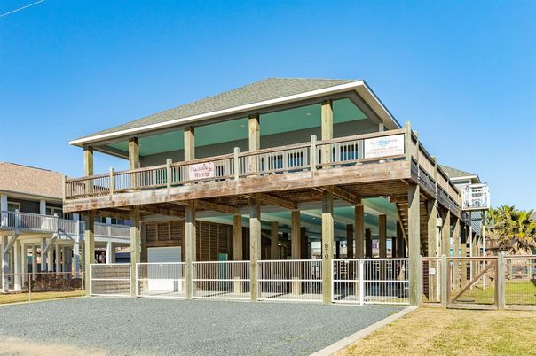Exterior, Facade, Modern