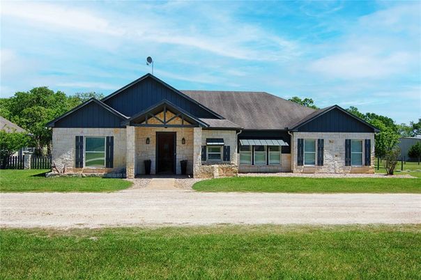 Backyard, Exterior, Facade, Ranch