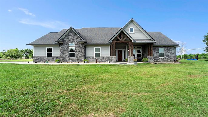 Backyard, Exterior, Facade, Ranch