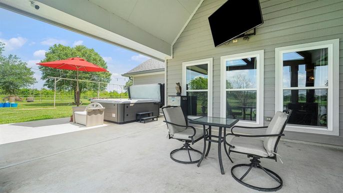 Exterior, Hot Tub