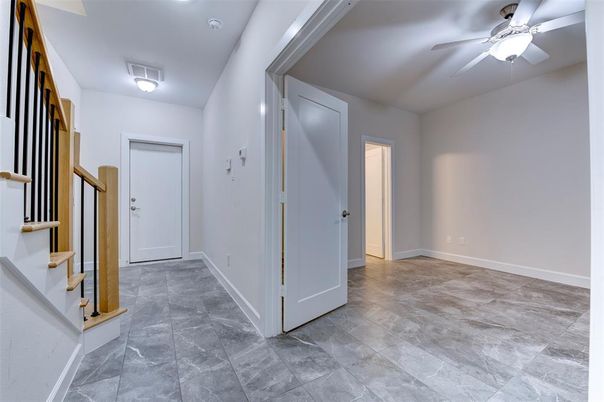 Empty room, Interior
