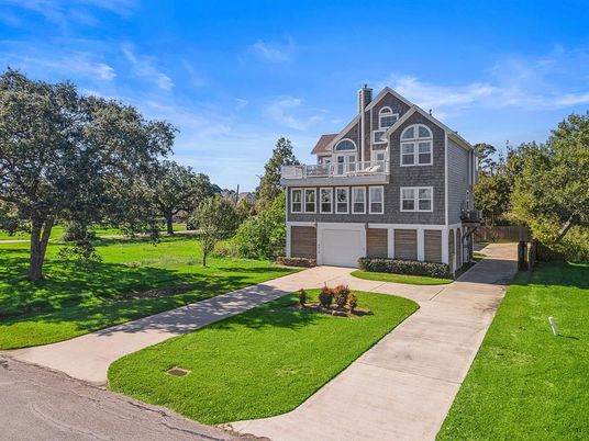 Attached, Backyard, Exterior, Facade, Queen Anne Victorian