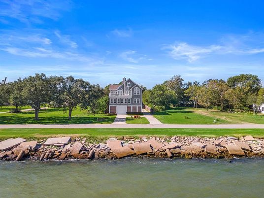 Exterior, Lake