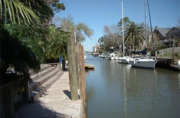 Exterior, Lake