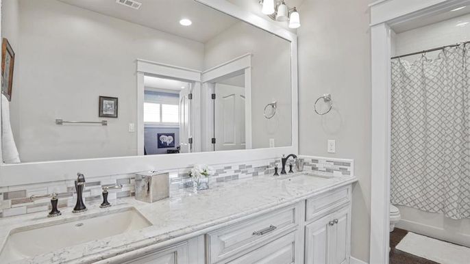 Bathroom, Dual Sink Vanities, Interior, Recessed Lighting