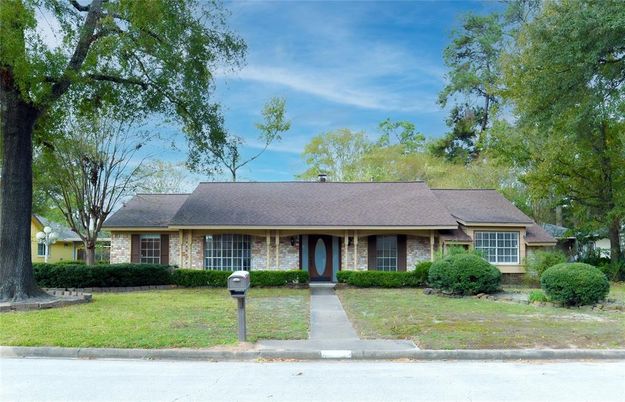 Exterior, Facade, Brick Facade, Ranch