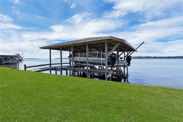 Exterior, Lake