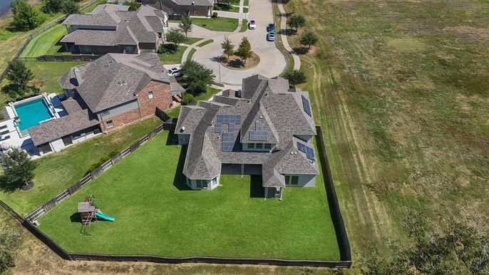 Exterior, Drone
