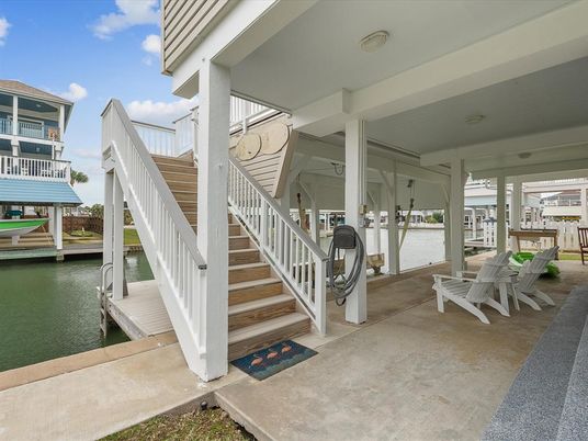 Exterior, Lake