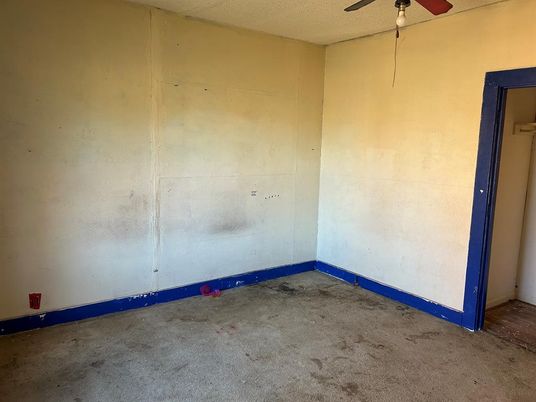 Empty room, Interior