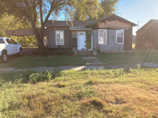 Backyard, Exterior, Facade, Ranch