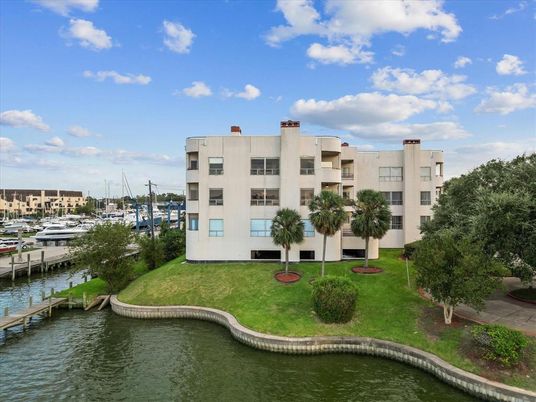 Exterior, Lake