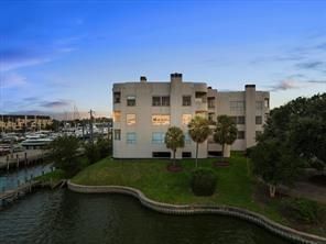Exterior, Facade, Water, Modern