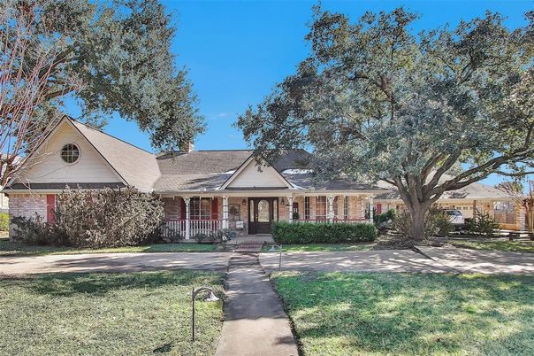 Backyard, Exterior, Facade, Brick Facade, Ranch