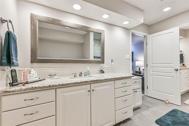 Bathroom, Dual Sink Vanities, Interior, Recessed Lighting
