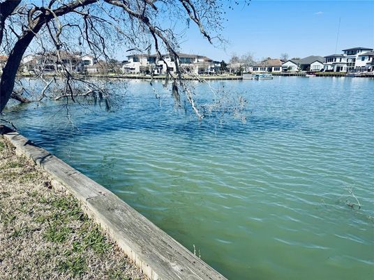 Exterior, Lake