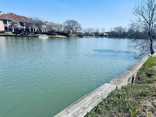 Exterior, Lake