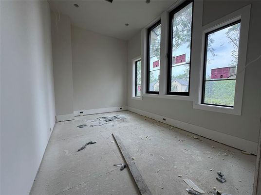 Empty room, Interior
