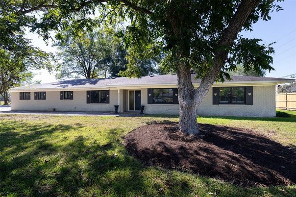 Backyard, Exterior, Facade, Ranch