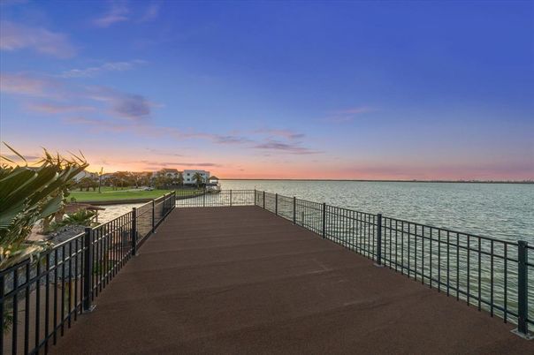 Exterior, Lake