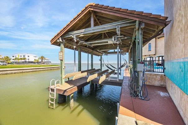 Exterior, Lake