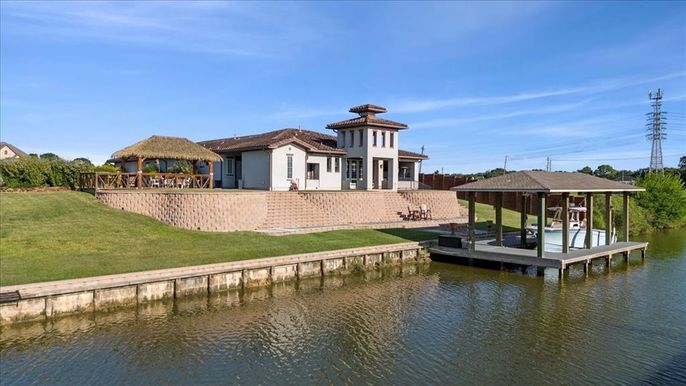 Exterior, Lake