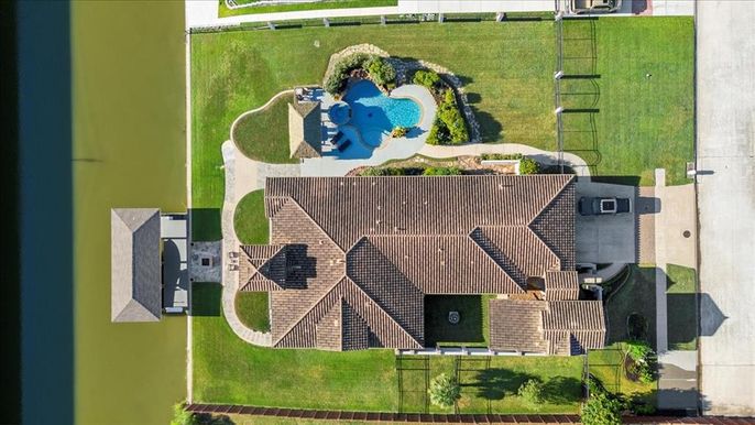 Exterior, Drone