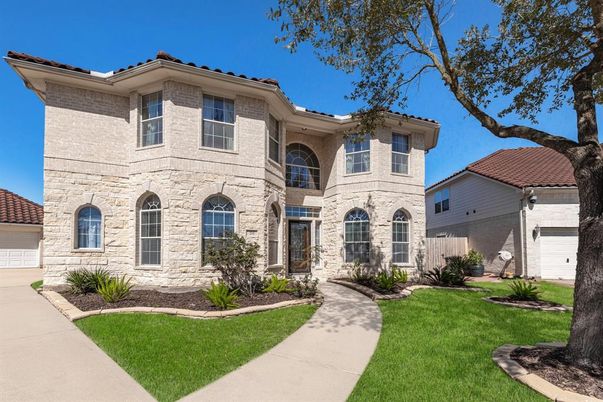 Attached, Exterior, Facade, Mediterranean