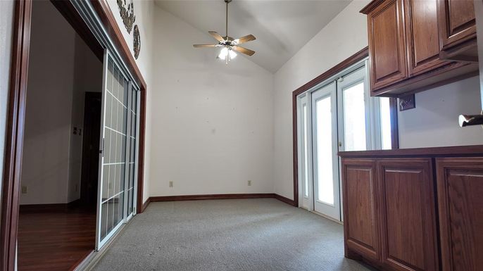 Empty room, Interior