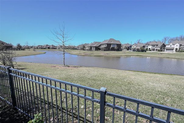 Exterior, Lake