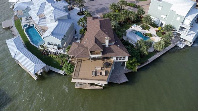 Exterior, Drone