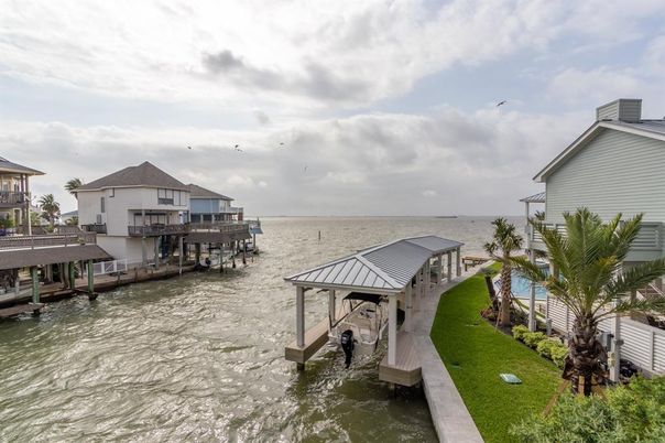 Exterior, Lake