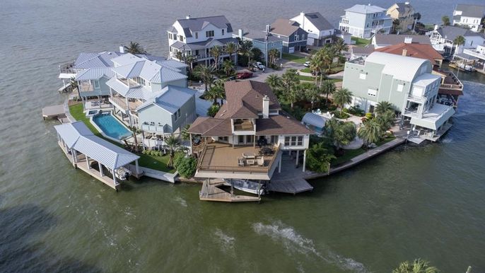 Exterior, Drone