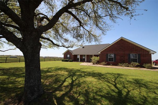 Backyard, Exterior, Facade, Brick Facade, Ranch