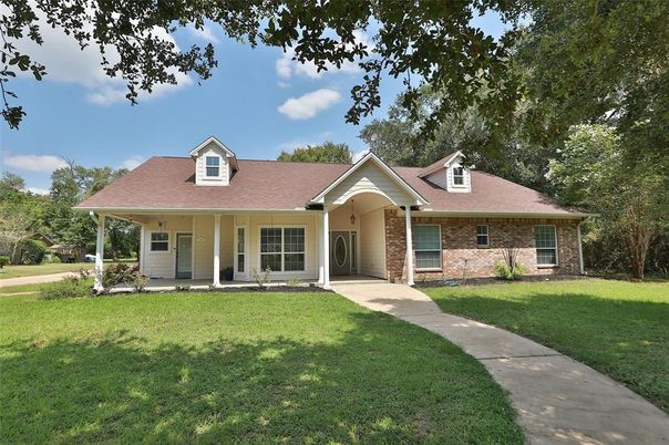 Exterior, Facade, Brick Facade, Ranch