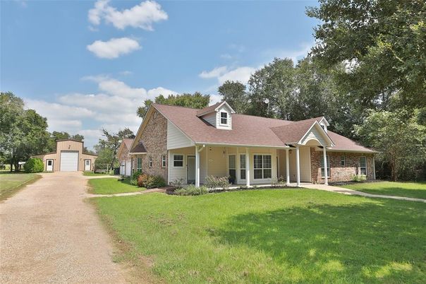 Backyard, Exterior, Facade, Brick Facade, Ranch