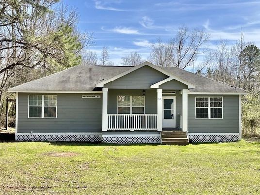 Exterior, Facade, Ranch