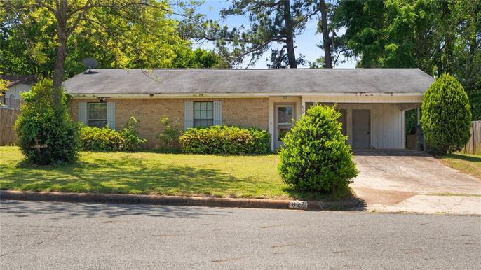 Exterior, Facade, Brick Facade, Ranch