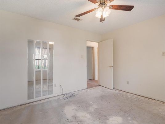 Empty room, Interior