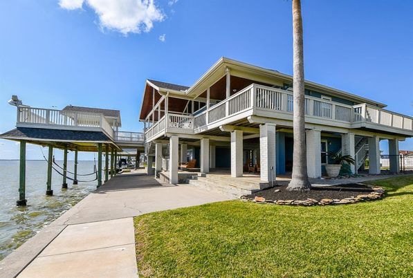 Exterior, Lake