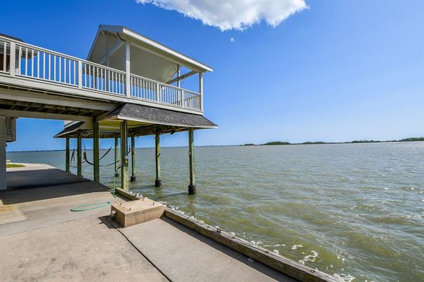 Exterior, Lake