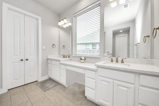 Bathroom, Dual Sink Vanities, Interior, Recessed Lighting