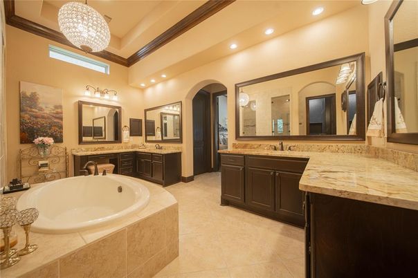 Bathroom, Dual Sink Vanities, Interior, Recessed Lighting