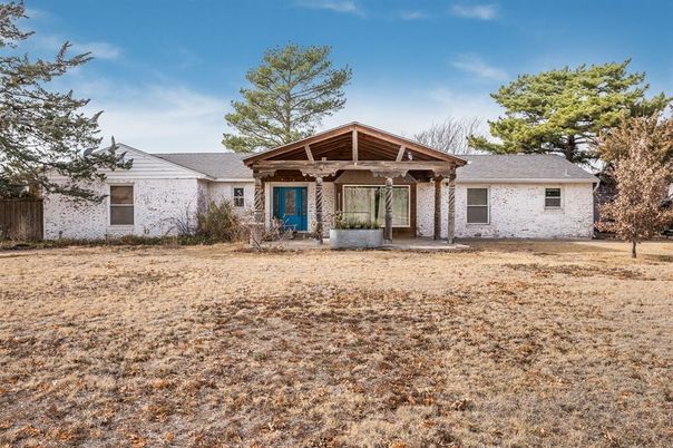 Backyard, Exterior, Facade, Ranch