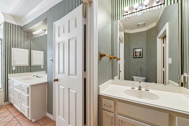 Bathroom, Dual Sink Vanities, Interior