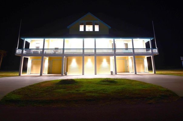 Exterior, Facade, Modern
