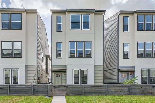 Exterior, Facade, Rowhouse