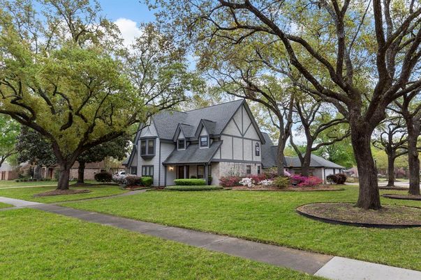 Exterior, Facade, Tudor Revival