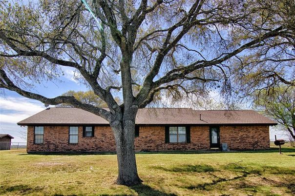 Backyard, Exterior, Facade, Brick Facade, Ranch