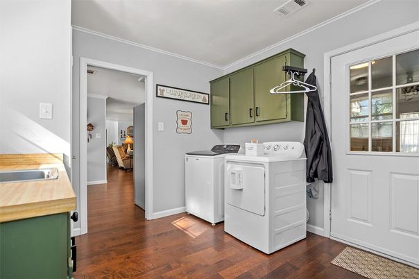 Interior, Washer, Wood Texture Flooring